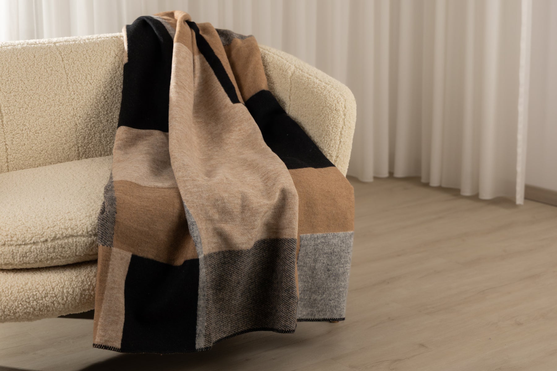 Kuscheldecke Kontur, auf dem Sofa