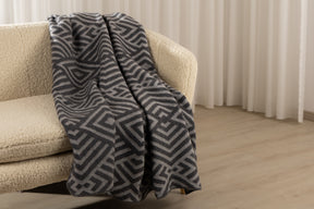 Kuscheldecke Mono, auf dem Sofa