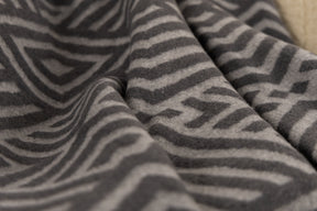 Kuscheldecke Mono, Nahaufnahme auf dem Sofa