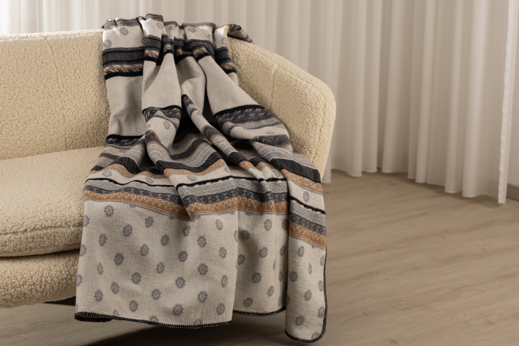 Kuscheldecke Nord, auf dem Sofa
