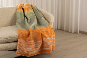 Kuscheldecke Salbei, auf dem Sofa